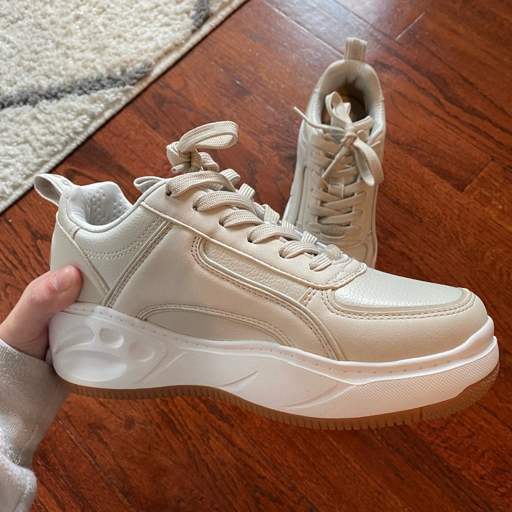 Buffalo Flat Simple 2.0 Platform sneakers.
